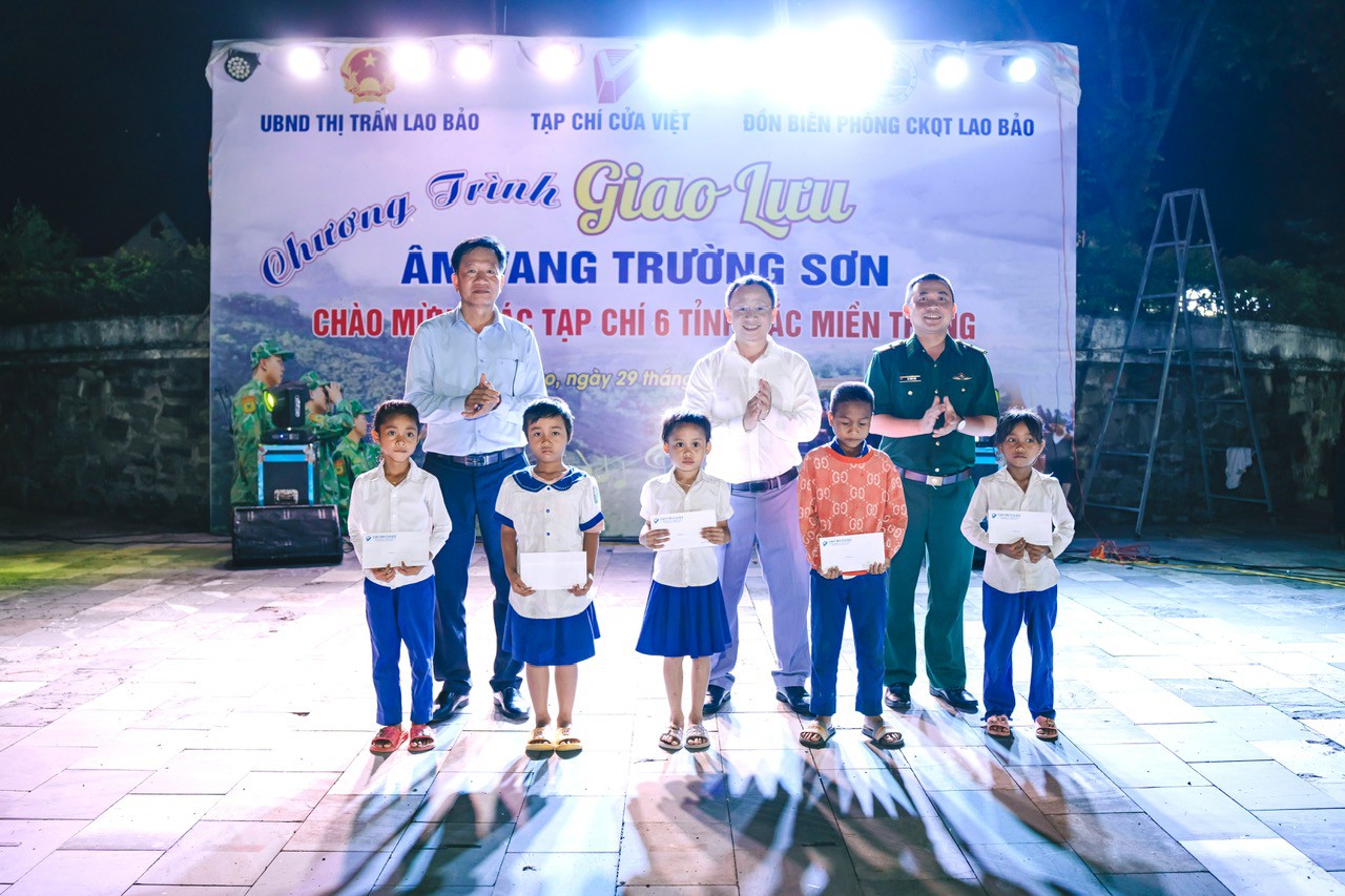 Ông Hồ Thanh Thọ - Phó Tổng biên tập Tạp chí Cửa Việt trao tặng các suất quà cho con nuôi Đồn Biên phòng Cửa khẩu quốc tế Lao Bảo và học sinh có hoàn cảnh khó khăn ở thị trấn Lao Bảo. 
